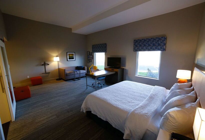 Отель Hampton Inn & Suites Forest City