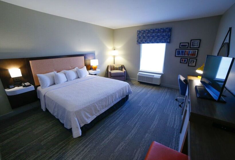 Отель Hampton Inn & Suites Forest City