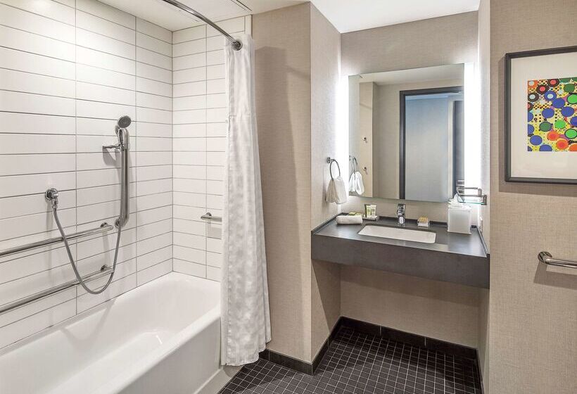 هتل Hilton Des Moines Downtown