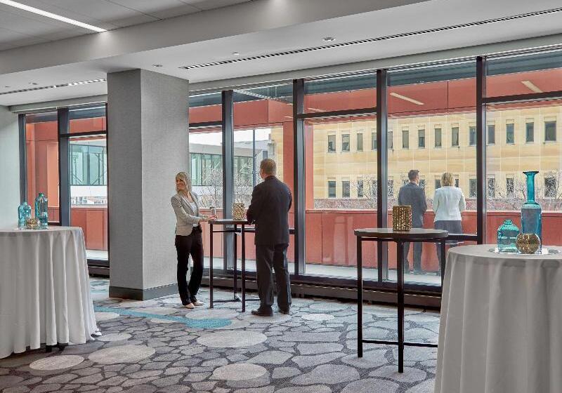 هتل Hilton Des Moines Downtown