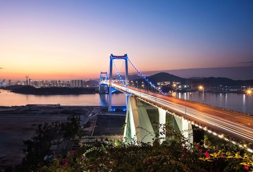 בית מלון כפרי Hualuxe Xiamen Haicang Habour View   An Ihg