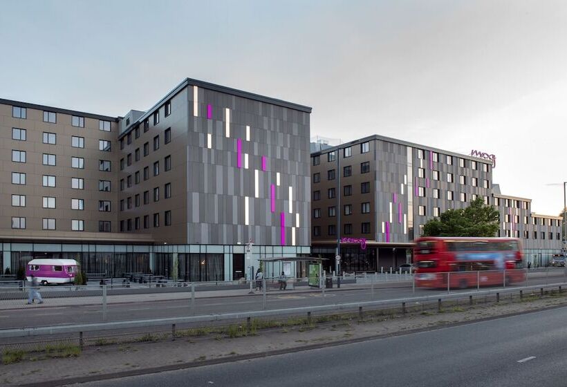 Отель Moxy London Heathrow Airport