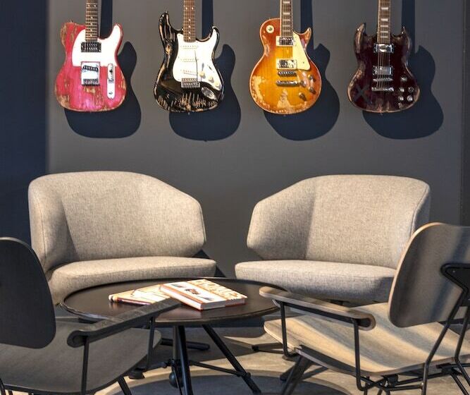 Отель Moxy London Heathrow Airport