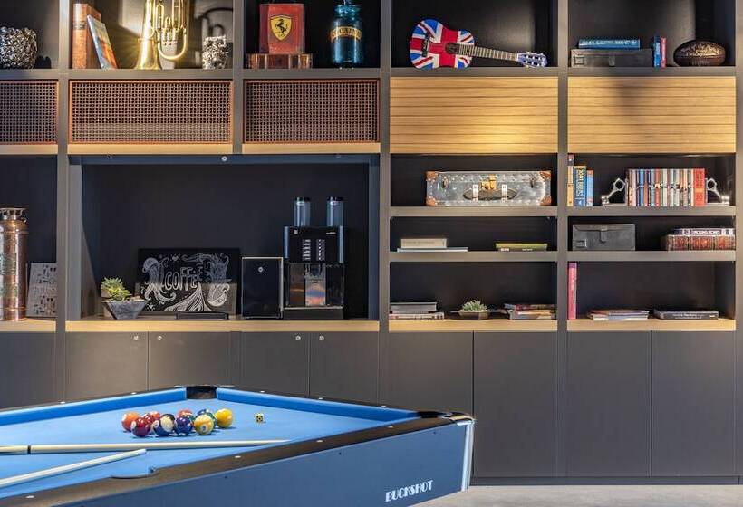 Отель Moxy London Heathrow Airport