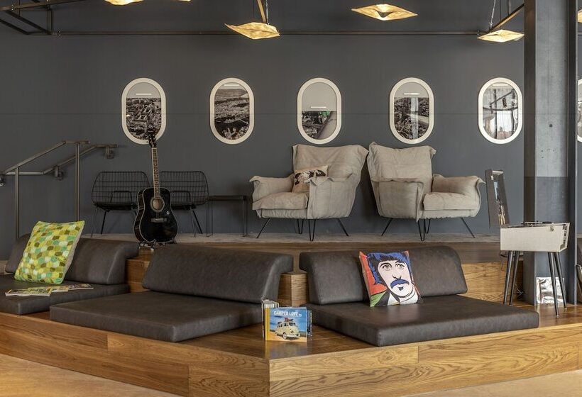 Отель Moxy London Heathrow Airport