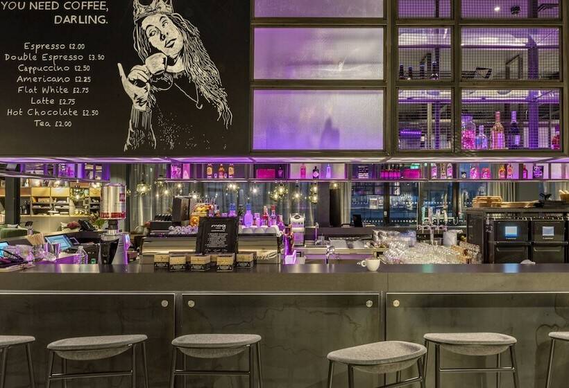 Отель Moxy London Heathrow Airport