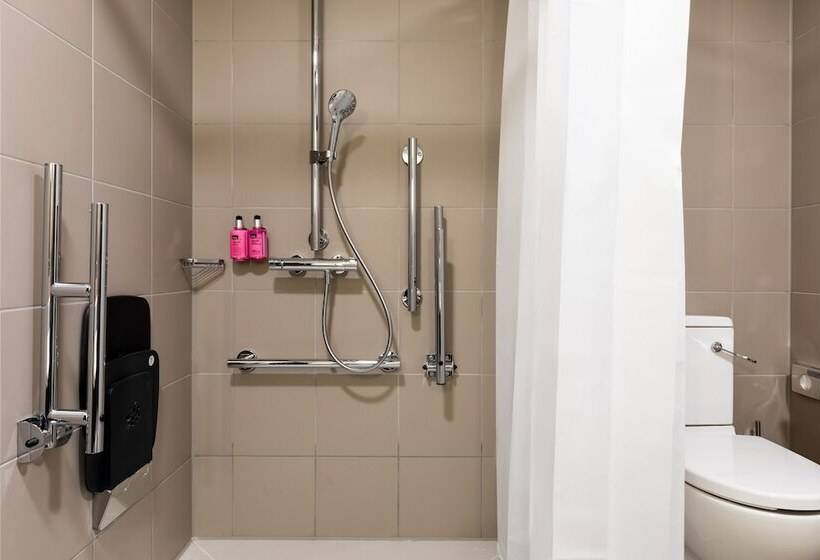 Отель Moxy London Heathrow Airport