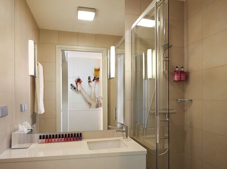 Отель Moxy London Heathrow Airport