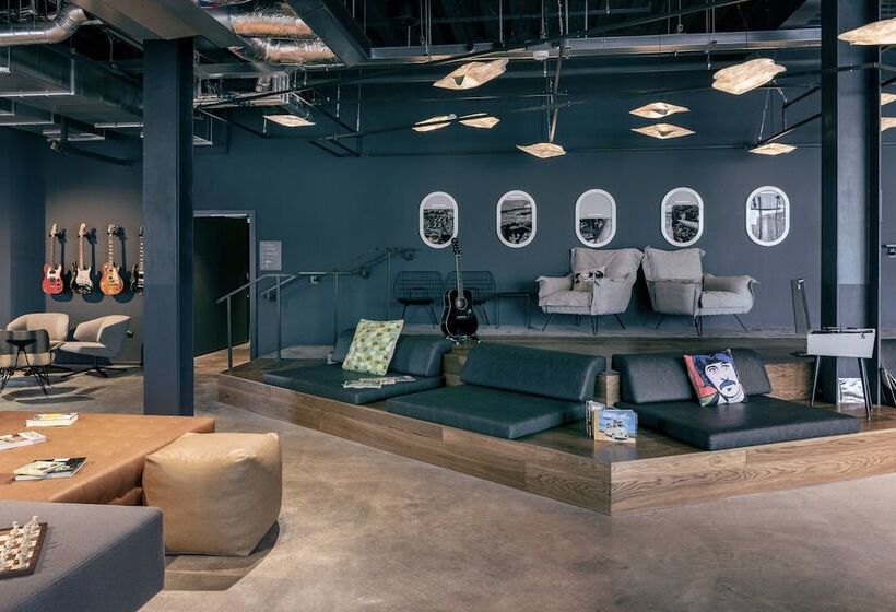 Отель Moxy London Heathrow Airport