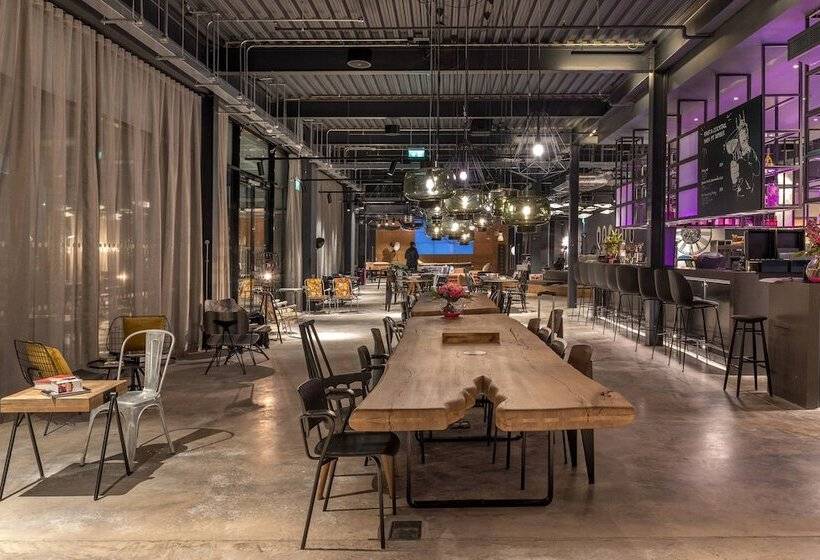 Отель Moxy London Heathrow Airport