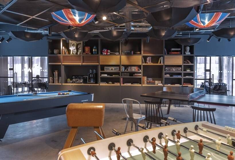 Отель Moxy London Heathrow Airport