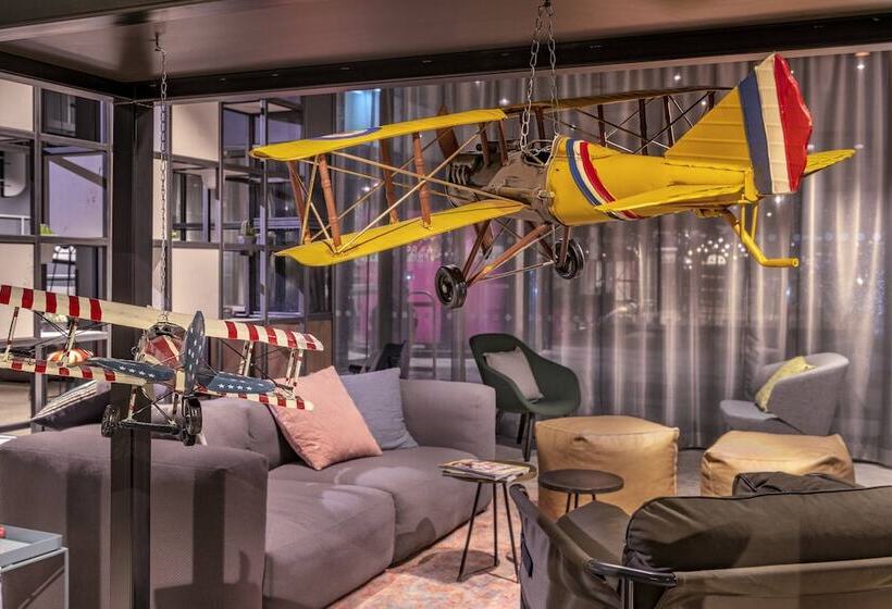 Отель Moxy London Heathrow Airport