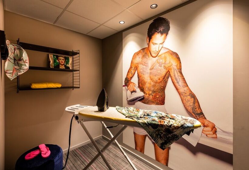 Отель Moxy London Heathrow Airport