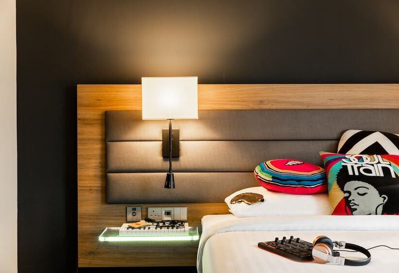 Отель Moxy London Heathrow Airport