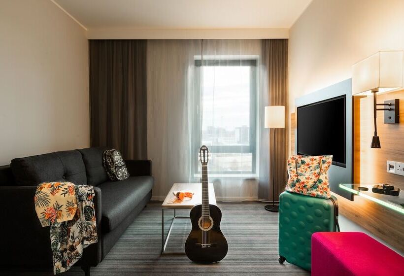 Отель Moxy London Heathrow Airport