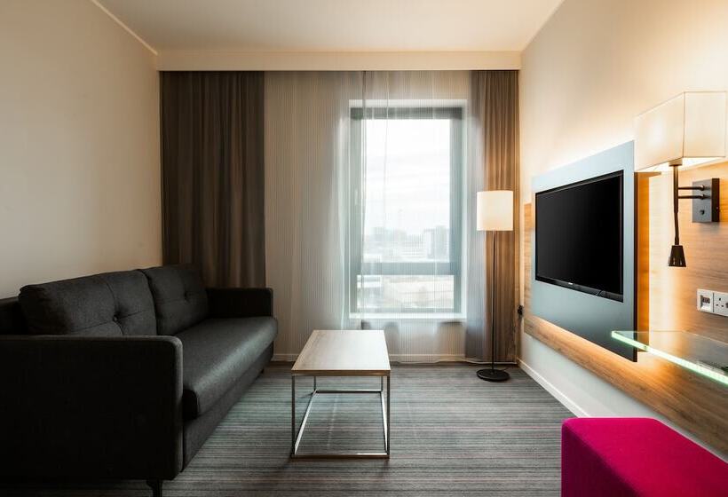 Отель Moxy London Heathrow Airport