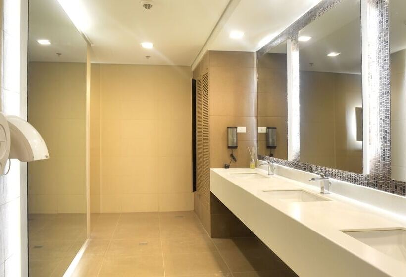 Mactan Newtown Boulevard By Fjcivo