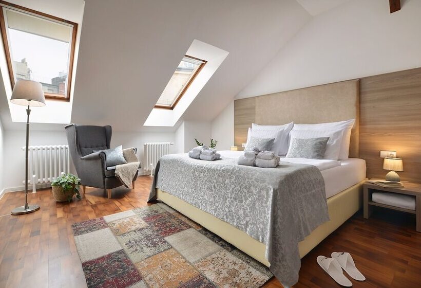 هاستل Prague Old Town Residence