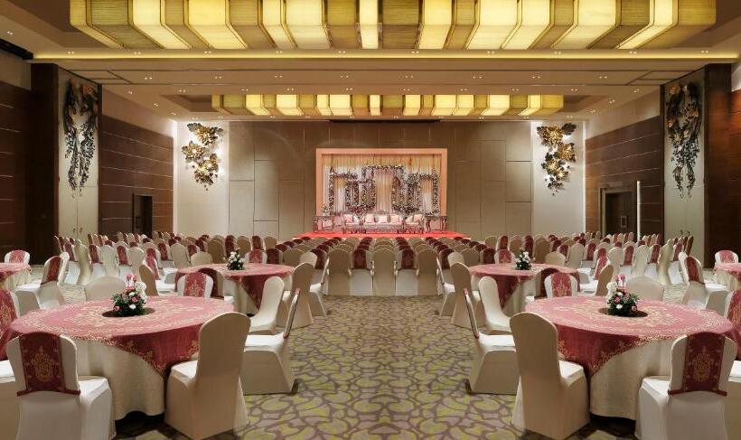 호텔 Grand Mercure Vadodara Surya Palace
