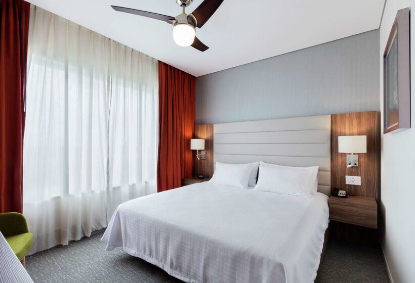 هتل Fiesta Inn Suites Aeropuerto Del Bajío