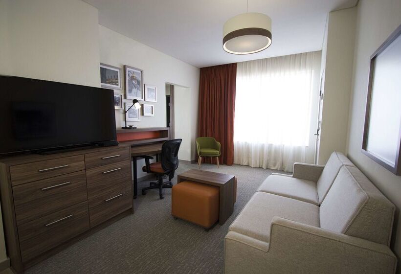 هتل Fiesta Inn Suites Aeropuerto Del Bajío