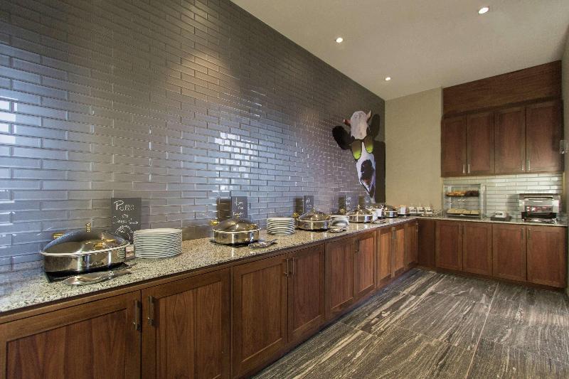 호텔 Fiesta Inn Suites Aeropuerto Del Bajío