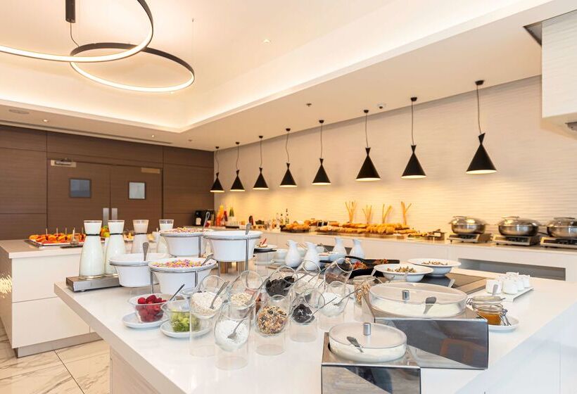 فندق NH Monterrey La Fe