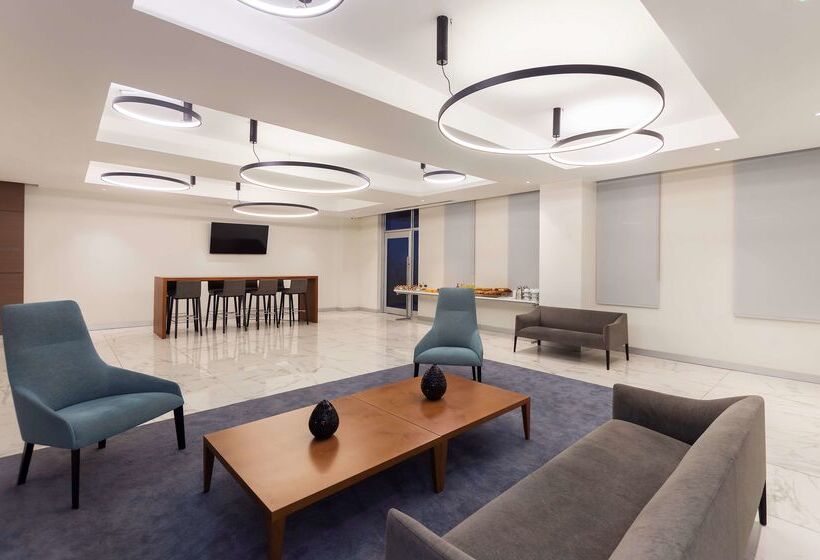 فندق NH Monterrey La Fe