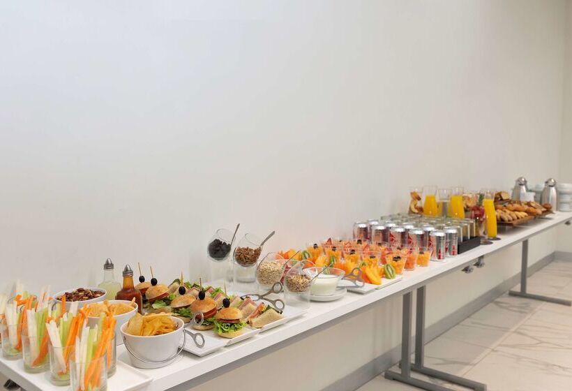 فندق NH Monterrey La Fe