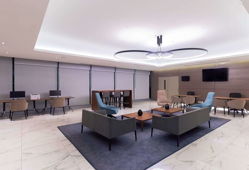 فندق NH Monterrey La Fe