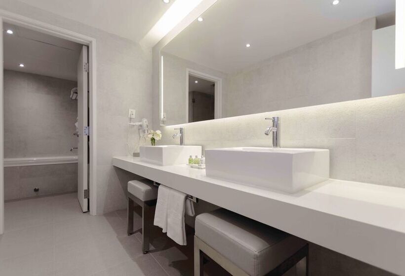 فندق NH Monterrey La Fe