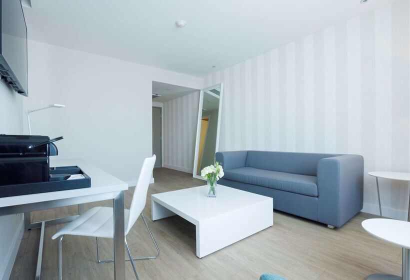 فندق NH Monterrey La Fe