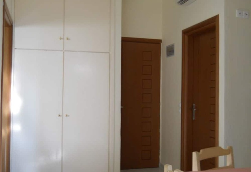 ホテル Niriedes Dionyssos Village