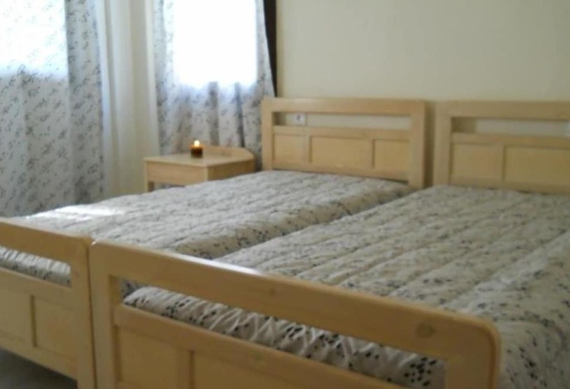 ホテル Niriedes Dionyssos Village