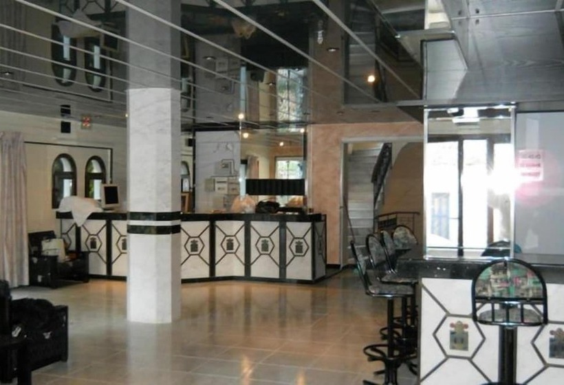 酒店 Niriedes Dionyssos Village