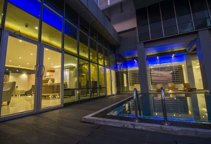 호텔 Platinum One Suites