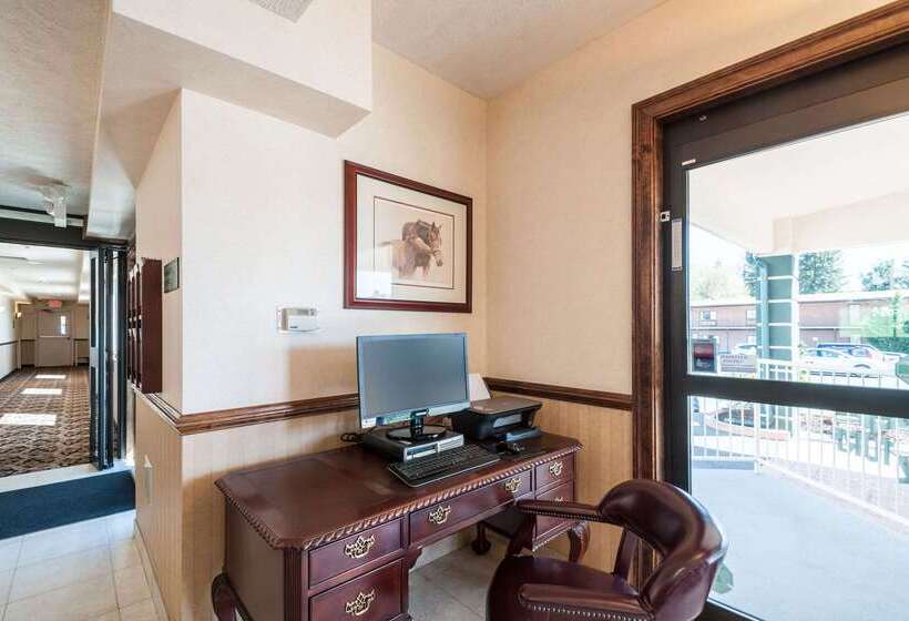 Отель Rodeway Inn & Suites Charles Town, Wv