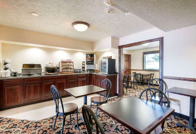 Отель Rodeway Inn & Suites Charles Town, Wv