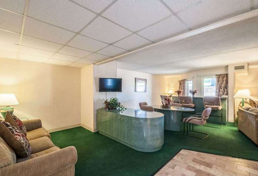 Отель Rodeway Inn & Suites Charles Town, Wv