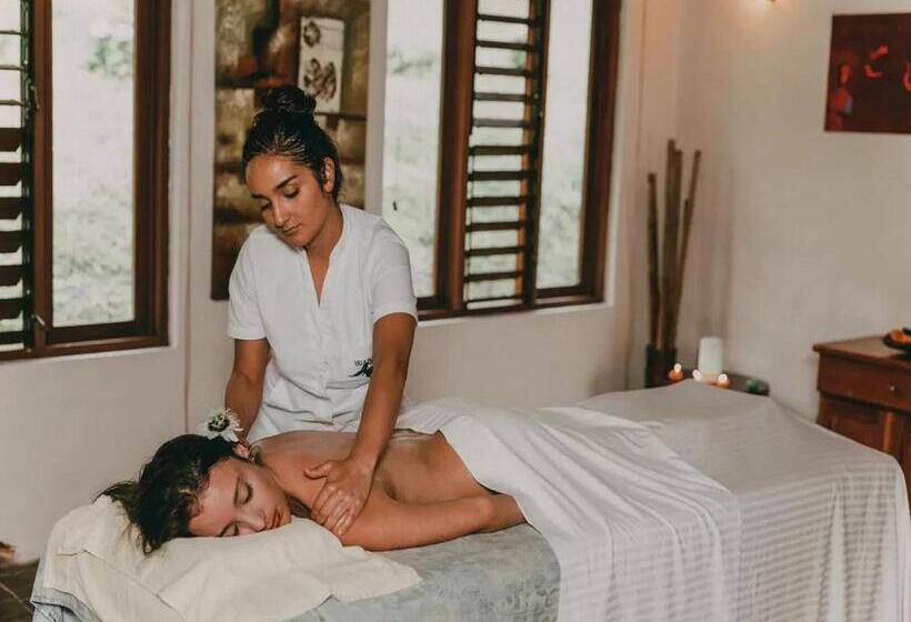 Villa Blanca Cloud Forest Hotel & Retreat