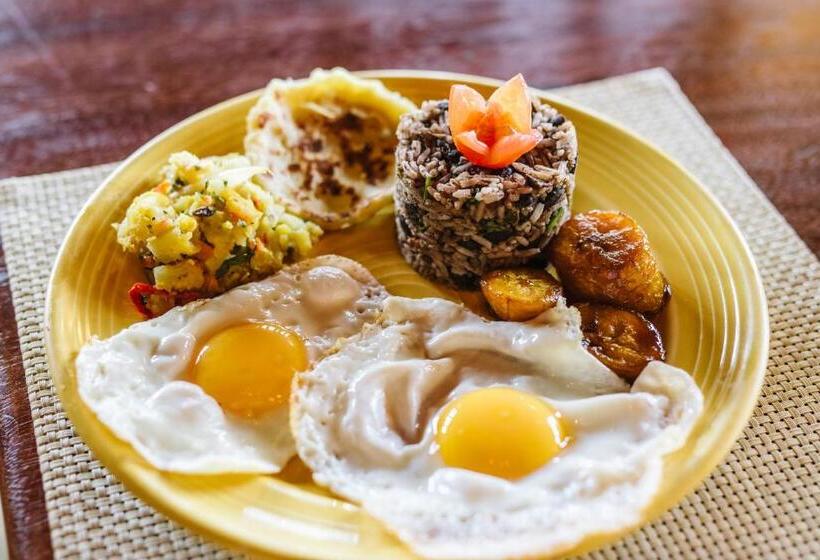 Villa Blanca Cloud Forest Hotel & Retreat