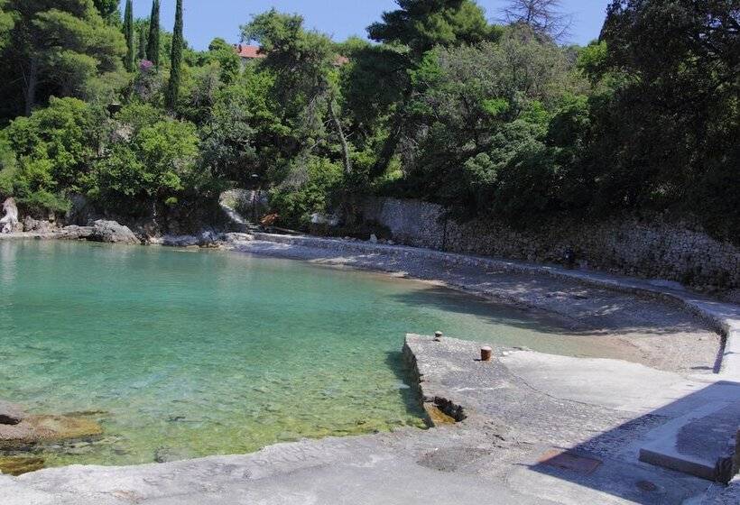 Kalamota Beach House