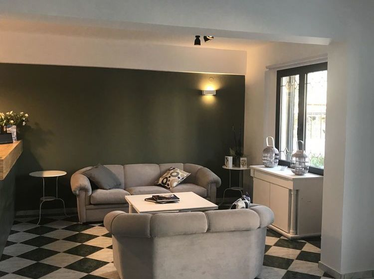 Natalie's Hotel & Apartments