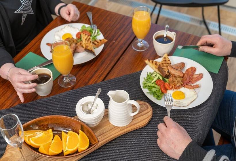 Sandy Kelt   Irish House Apartments