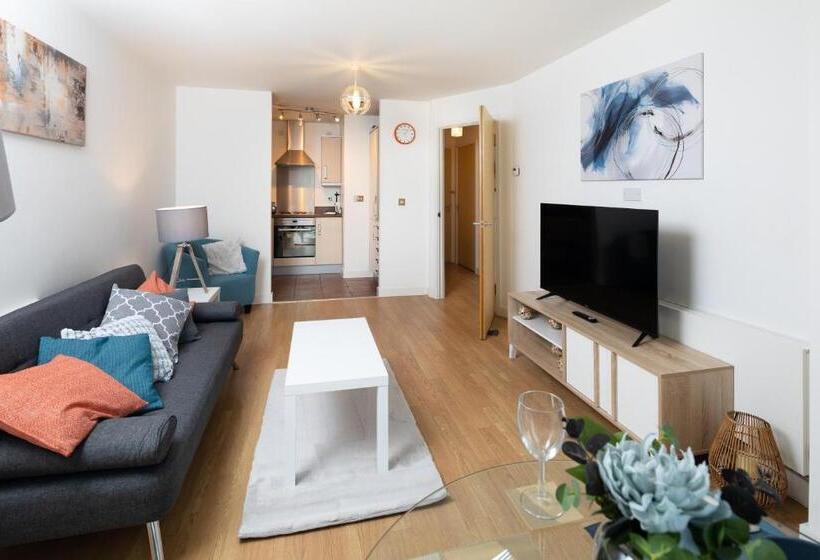 Stylish City Centre Apartment Home From Home With Fully Equipped Kitchen, Smart Tv, Netflix, Super