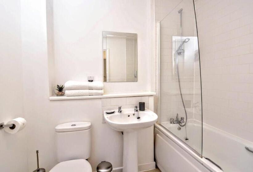 Stylish City Centre Apartment Home From Home With Fully Equipped Kitchen, Smart Tv, Netflix, Super