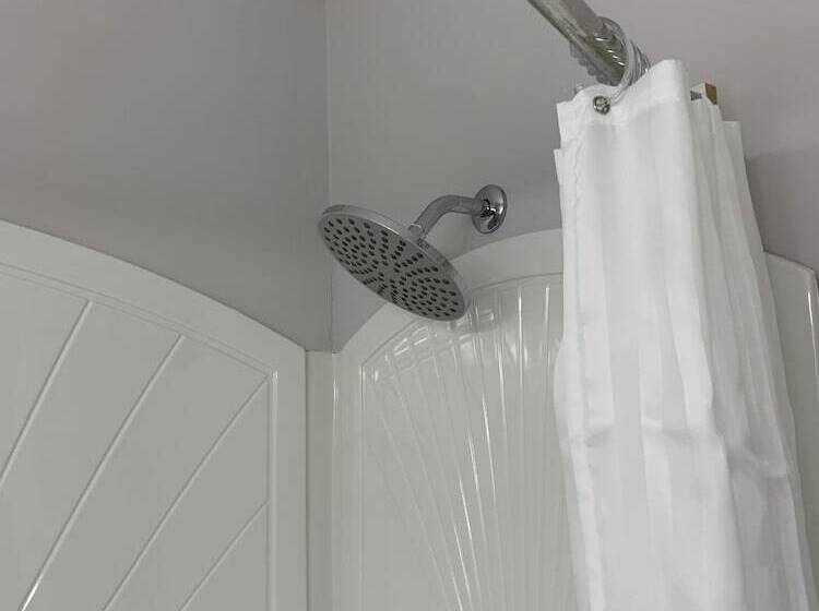 هتل Auberge Shores Inn &