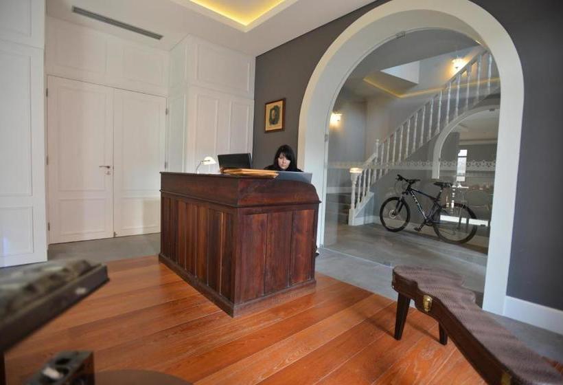 هتل Charming Blue