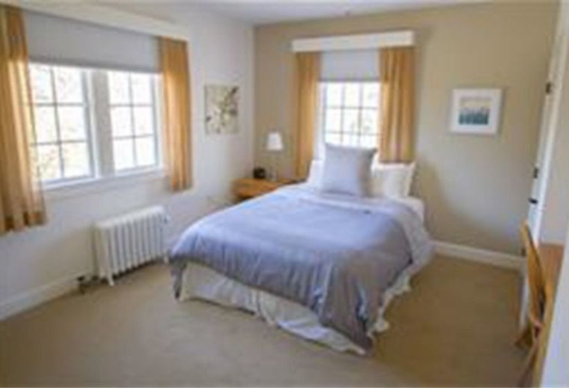 Отель Easton Hall