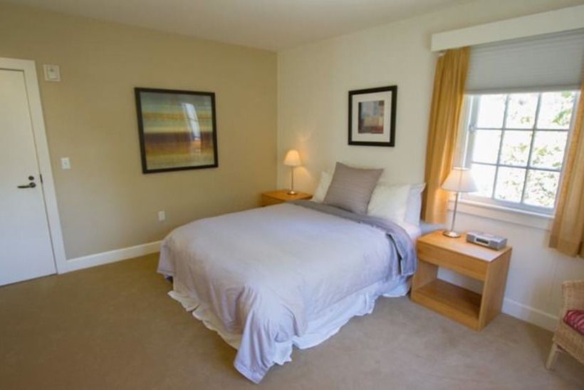 Отель Easton Hall